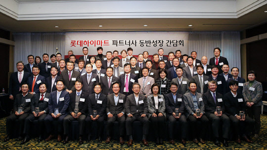 롯데하이마트는 13일 서울 잠실롯데호텔에서 협력사 대표들을 초대해 동반성장 간담회를 진행했다. 이날 간담회에서 김현철 롯데하이마트 상품본부장(맨 앞줄 왼쪽 여섯번째)과 115개 협력사 대표들이 기념촬영을 하고 있다.  롯데하이마트 제공